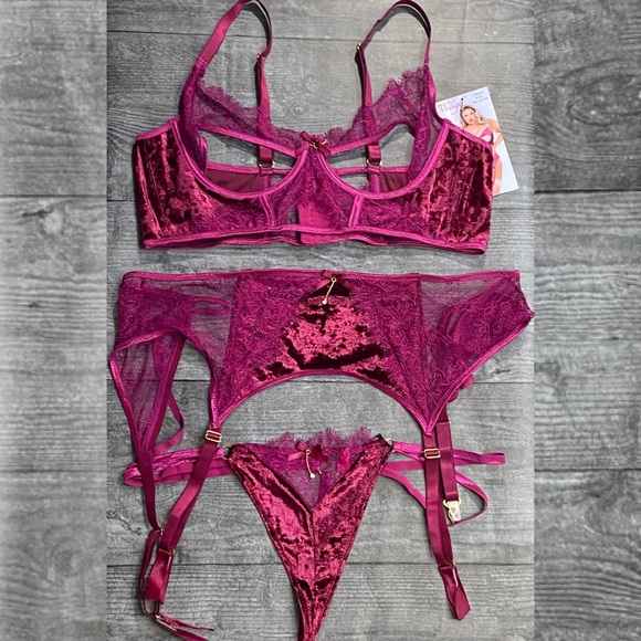 Seven ‘til Midnight 3-Piece Velvet and Lace Set NWT [729] - Picture 1 of 15